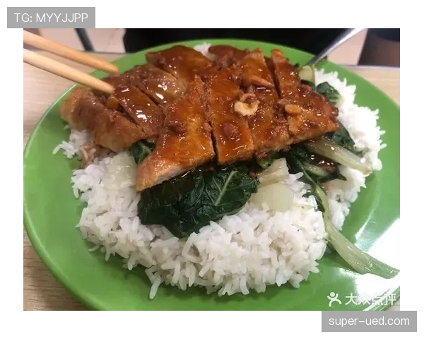 唐佳豪出门一身名牌,连快餐都得配专属甜点? 唐佳豪出门一身名牌,连快餐都得配专属甜点?