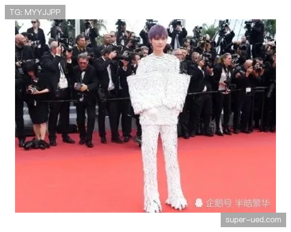 杨昊一上红毯像行走的名牌广告，训练馆一脱西装又回成隔壁喊你别熬夜的大哥