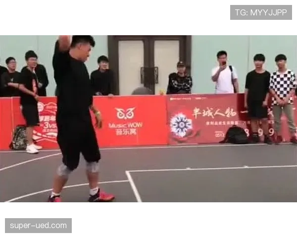 详解篮球防守规则中的合法防守位置与圆柱体原则