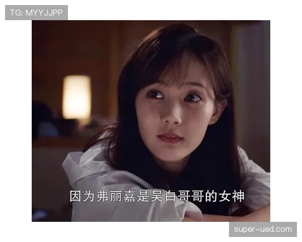颜骏凌这生活真是反差大，训练室里钢铁侠，场下却爱躺沙发看剧？
